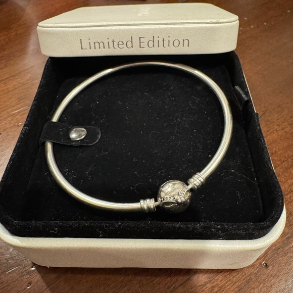 Pandora limited edition discontinued Dainty Bow Bangle size 21 - Picture 2 of 8